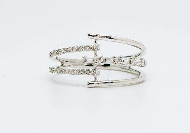 Elegant Contemporary 18k White Gold Diamond Ring