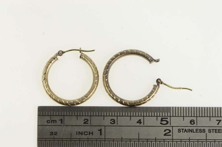 14K Yellow Gold 21.8mm Grooved Pattern Diamond Cut Hoop Earrings