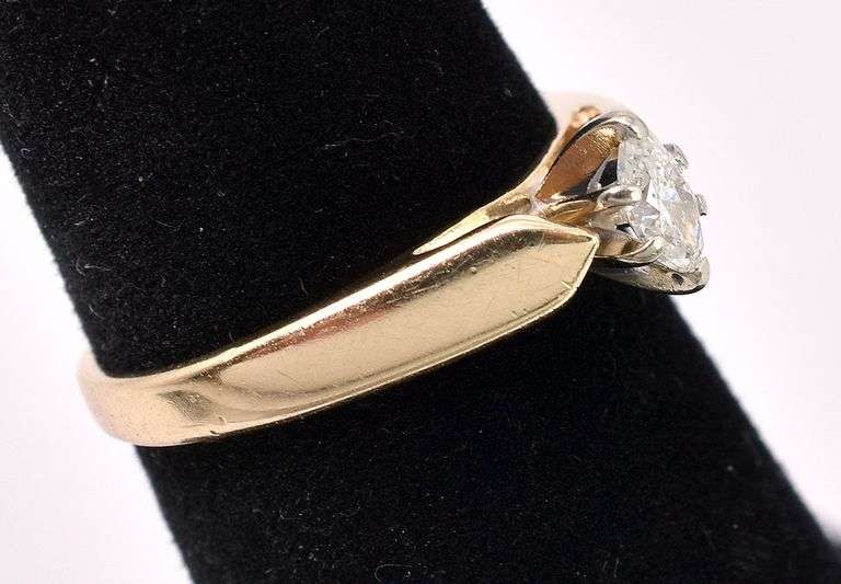 Elegant Diamond Ring In Yellow Gold