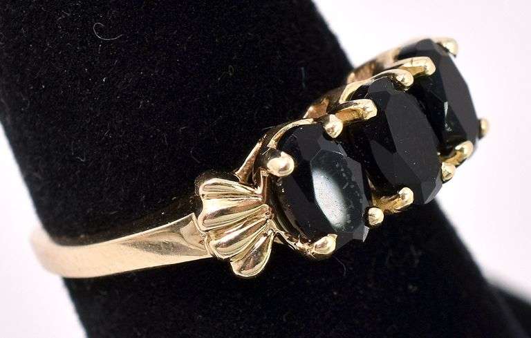 Lovely Black Gemstone Ring In Yellow Gold
