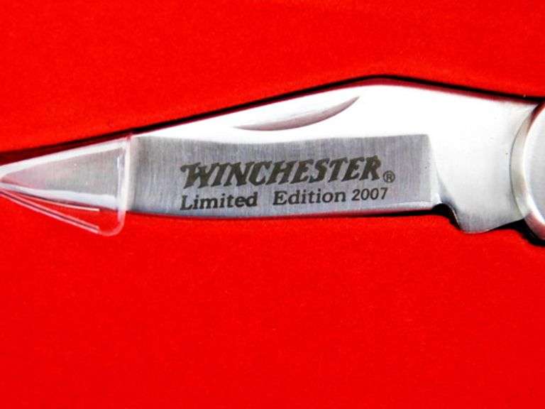 Winchester 2007 L. E. Wildlife Series Scrimshaw Knife Set