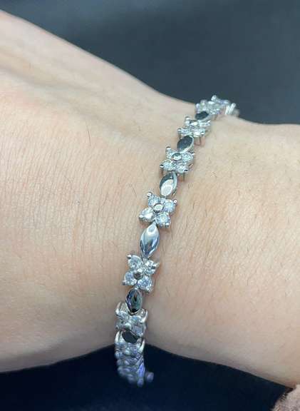 FLORAL ROUND DIAMOND BRACELET IN PLATINUM (3.00 C.T. T.W.)