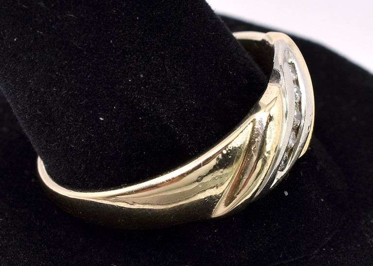 Sturdy Diamond Ring In Yellow Gold