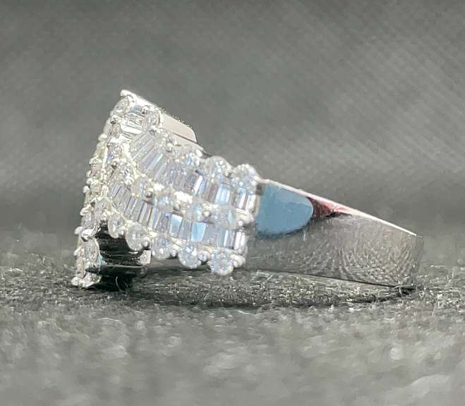 STUNNING BYPASS BAGUETTE AND ROUND DIAMOND RING IN 18K WHITE GOLD (1.60 c.t. t.w.)