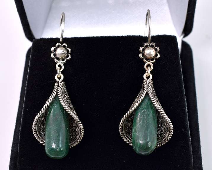 Elegant Green Stone Earring In Sterling Silver