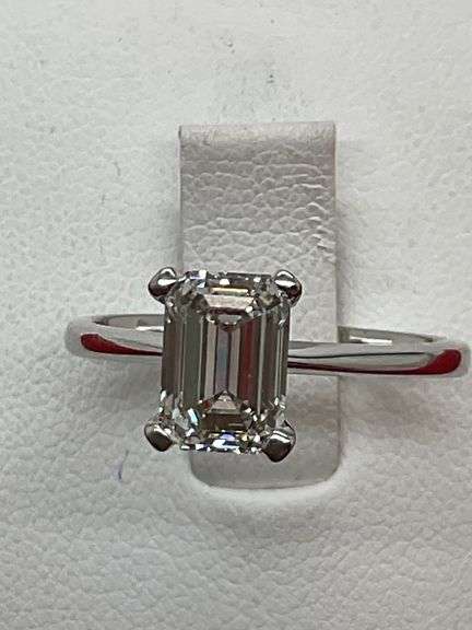 CERTIFIED BRAND NEW LADIES 14K WHITE GOLD AND DIAMOND SOLITAIRE RING. 1,55 CARAT
