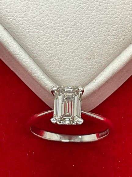 CERTIFIED BRAND NEW LADIES 14K WHITE GOLD AND DIAMOND SOLITAIRE RING. 1,55 CARAT