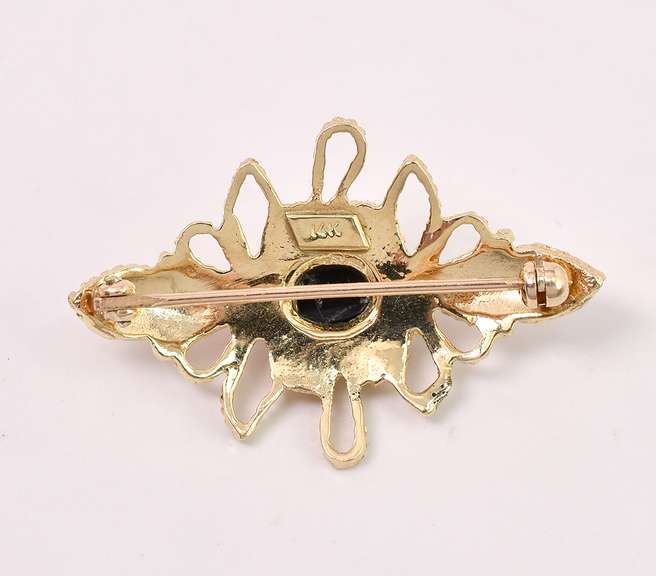 Elegant Opal Broche In 14K Yellow Gold