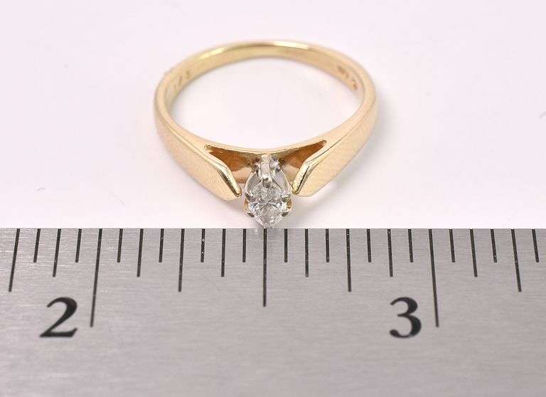 Elegant Diamond Ring In Yellow Gold