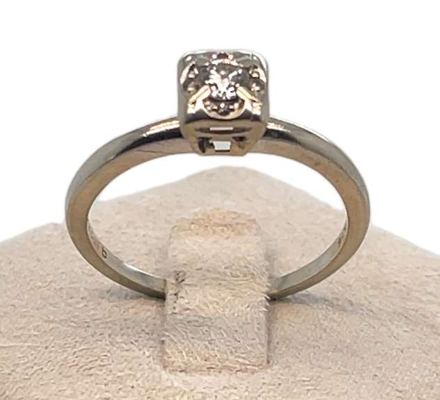 14K WHITE GOLD ENGAGEMENT RING WITH DIAMOND