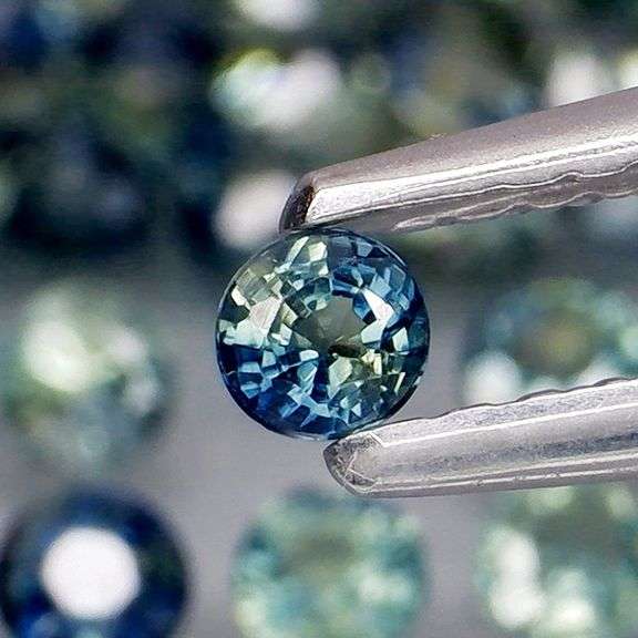Heated only! 4.44ct diamond cut Australian Sapphire set