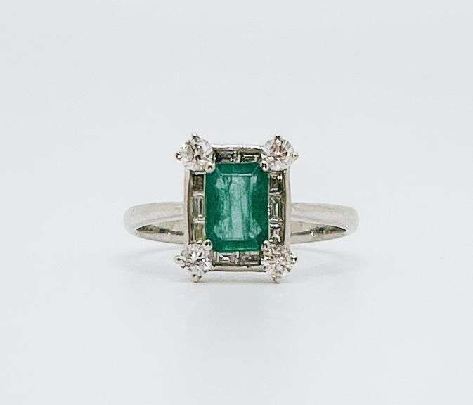 Exotic Emerald Core 18k White Gold Ring with Diamond Pins