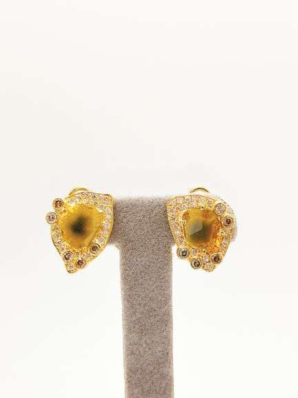 Diamond Earrings in 18K Yellow Gold