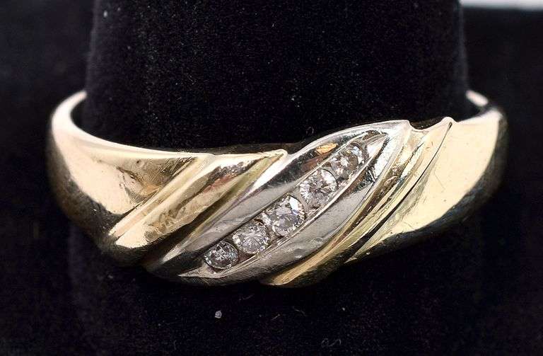 Sturdy Diamond Ring In Yellow Gold