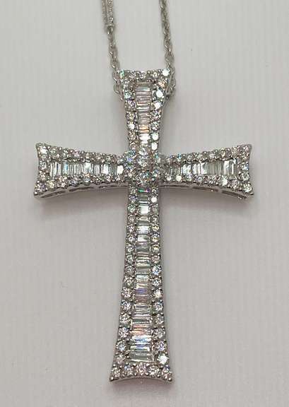 Glitzy 18kt White Gold Necklac With Diamond Cross Pendant