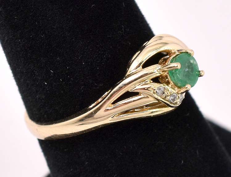 Simply Beautiful Emerald Ring In 14K Yellow Gold