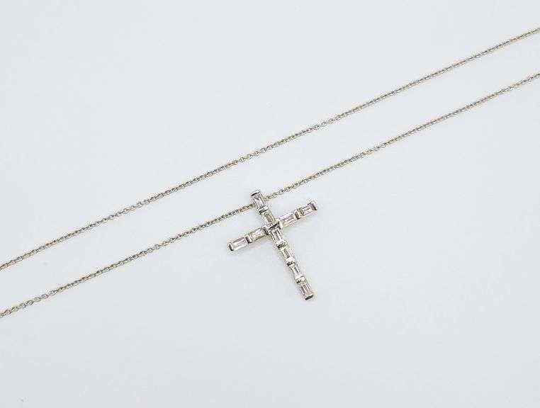 Glorious 18kt White Gold Necklace With Cross Diamond Pendant