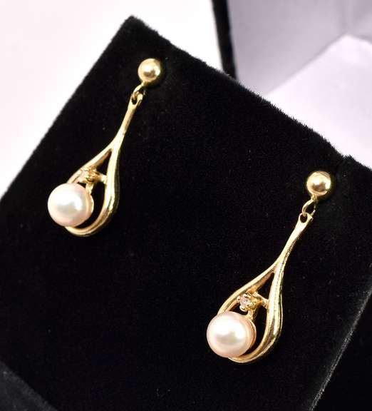 Elegant Dangle Pearl Earrings In 14K Yellow Gold