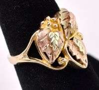 Classic Leaf And Vine Ring In Yellow Gold