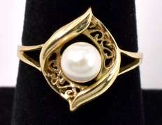 Beautiful Pearl Ring In Yellow Gold