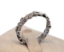 14K WHITE GOLD BAND RING WITH ORNAMENTS