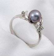 Feminine Gray Pearl in WG Ring