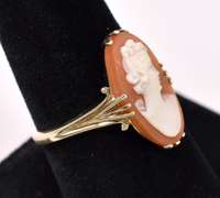 Elegant Cameo Ring In Yellow Gold