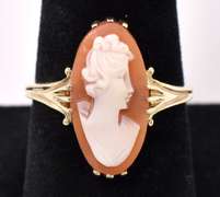 Elegant Cameo Ring In Yellow Gold