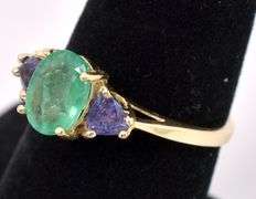Alluring Emerald And Amethyst Ring In Yellow Gold