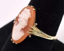 Elegant Cameo Ring In Yellow Gold