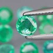 Vivid! Top green 2.54ct Colombian Emerald set