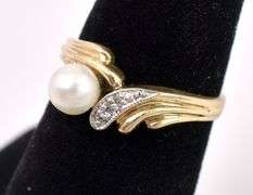 Alluring Pearl And Diamond Ring In Yellow Gold