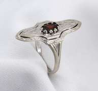 Nicely Styled WG Garnet Ring