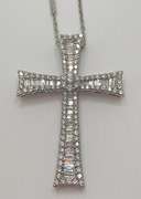 Glitzy 18kt White Gold Necklac With Diamond Cross Pendant