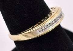 Elegant Diamond Ring In Yellow Gold