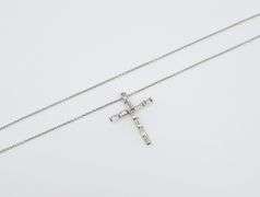 Glorious 18kt White Gold Necklace With Cross Diamond Pendant