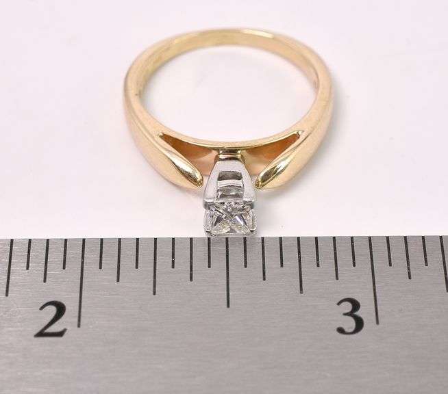 Brilliant Approx. 0.22 CTW Diamond Ring in 14K Yellow Gold