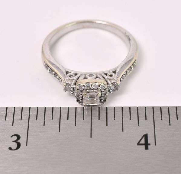 Gorgeous Diamond Ring In 14K White Gold
