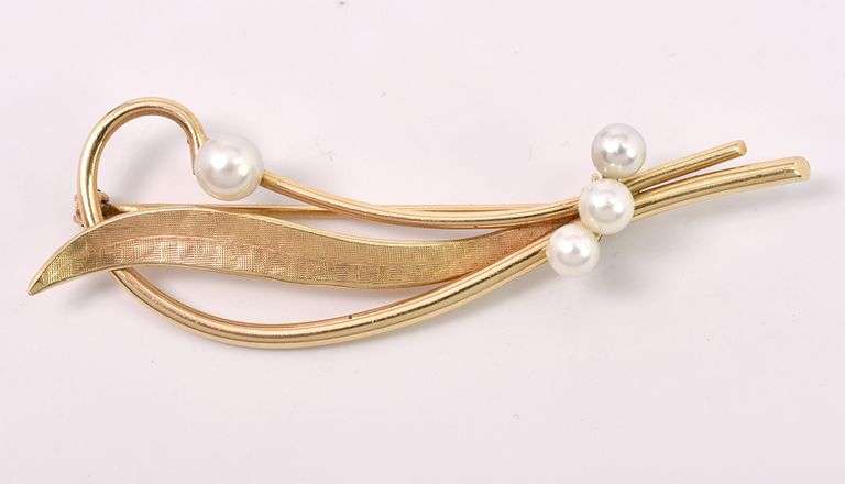 Unique Pearl Pin In 14K Yellow Gold