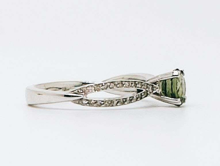 Gorgeous 14kt White Gold, Green Tourmaline, & Diamond Ring