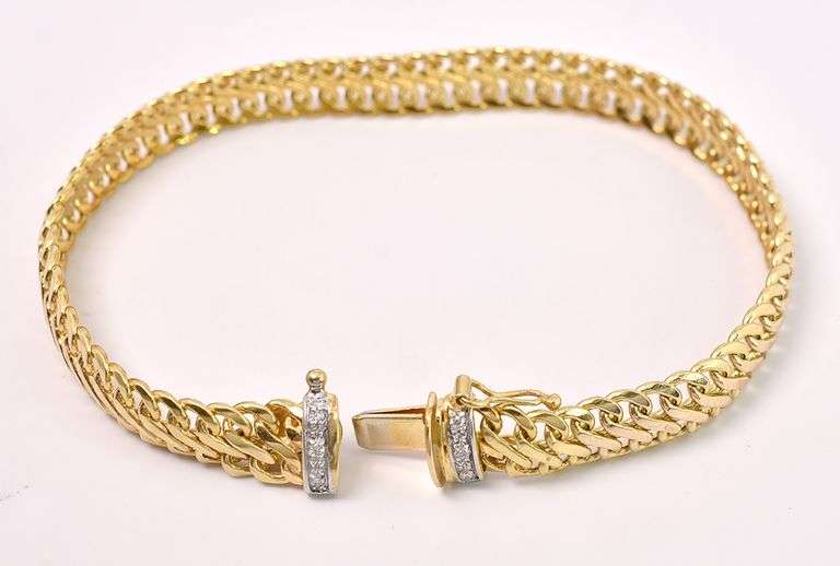 Beautiful Figure 8 Chain Bracelet With Diamonds In 14K Yellow Gold