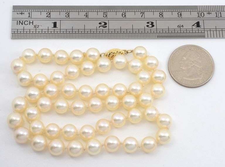 Lovely lustrous Strand of Cultured Pearls