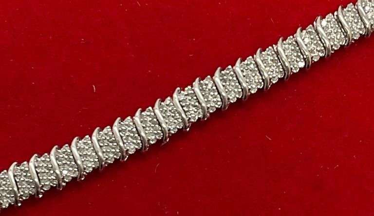 CERTIFIED LADIES 10K WHITE GOLD AND DIAMOND TENNIS BRACELET.