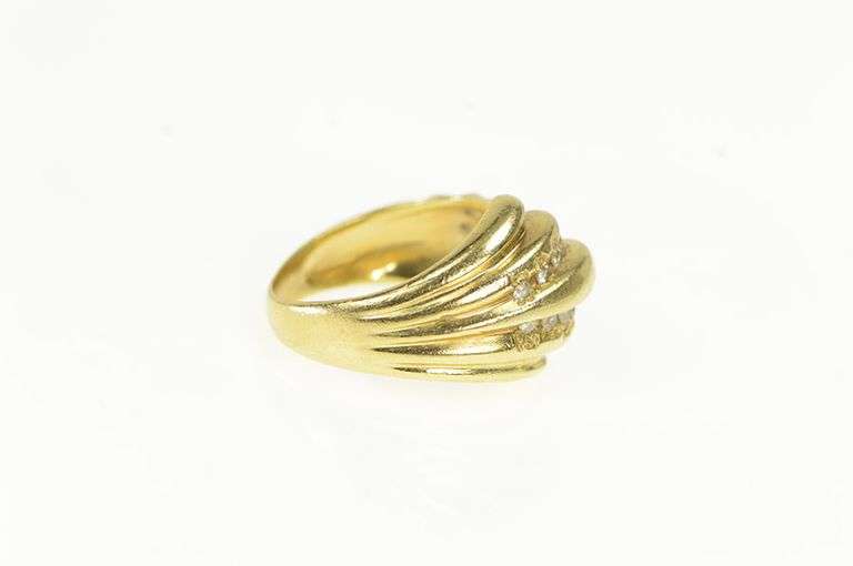 14K Yellow Gold 1940's 0.20 Ctw Diamond Encrusted Scalloped Ring