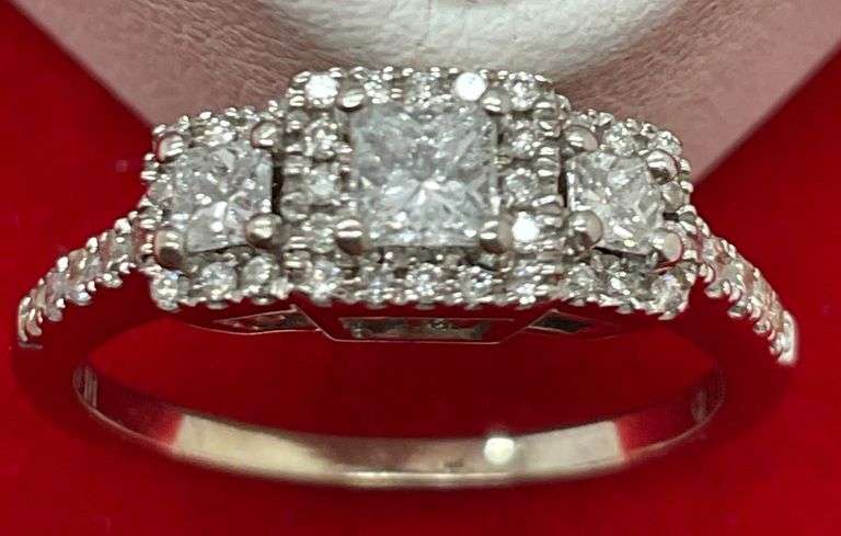 CERTIDIED 14K WHITE GOLD AND DIAMOND RING