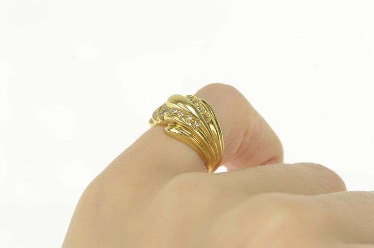 14K Yellow Gold 1940's 0.20 Ctw Diamond Encrusted Scalloped Ring