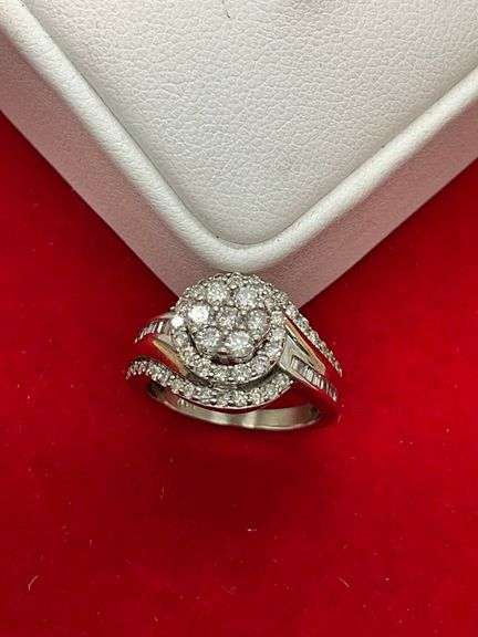CERTIFIED LADIES 14K GOLD AND DIAMOND CLUSTER RING