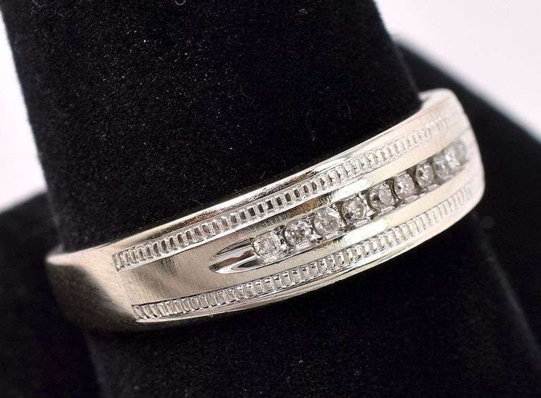 Grand Approx. 0.24CTW Diamond Band In White Gold