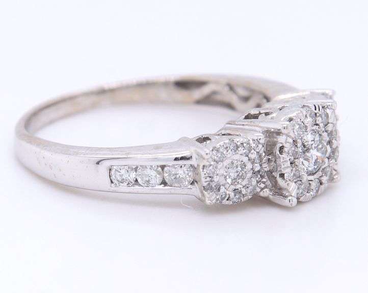 Dazzling White Gold 1ctw Diamond Cluster Engagement Ring
