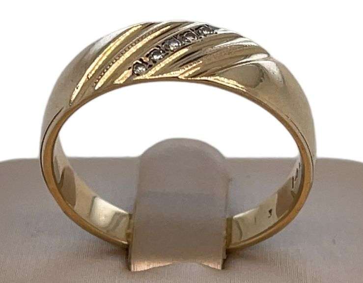 14K GOLD BAND RING WITH DIAMONDS